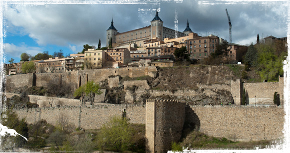 Vistas de la muralla y el Alcázar de Toledo