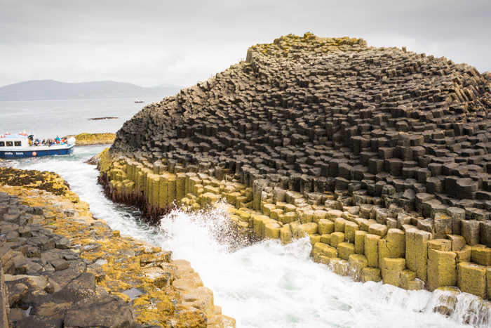 Isla de Staffa, al fondo el barquichuelo de la excursión