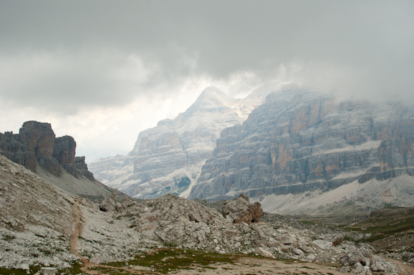 Bajando de la cima Lagazuoi al Passo Falzarego