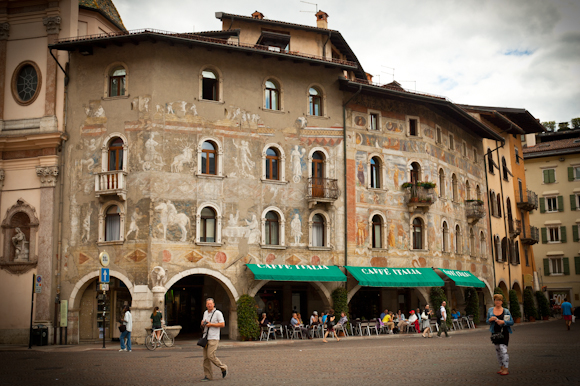 Fachada decorada de la Plaza del Duomo, Trento