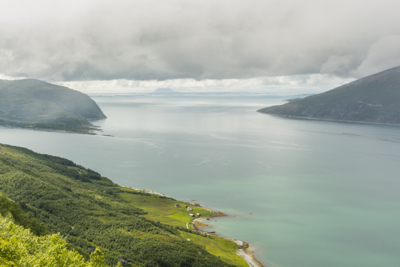 Desde lo alto del puerto en la isla de Nesna