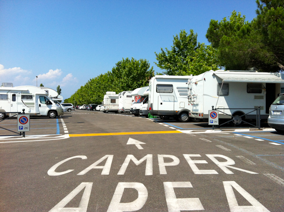 Área de autocaravanas en Sirmione