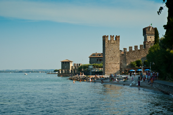 Pequeña playa en el lago junto al castillo de Sirmione