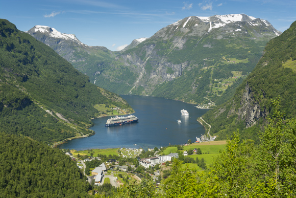 Fiordo Geiranger y al fondo La Carretera de las Águilas