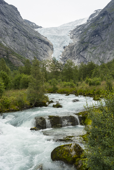 Glaciar y río Briksdalsbreen