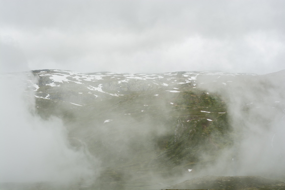 La niebla lo cubría todo en lo alto del puerto