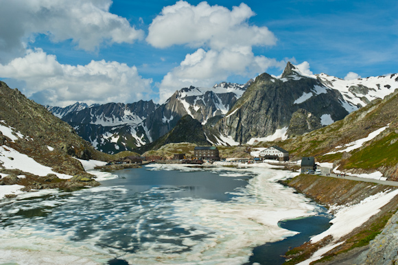 Col du Grand Saint Bernard, al fondo la frontera con Italia