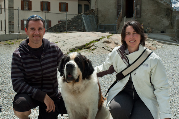 Foto con uno de los San Bernardos del museo