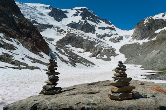 Típicas pirámides de rocas que encuentras en las zonas turísticas, Glaciar Steingletscher