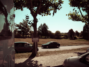 Parking frente a las ruinas del antiguo pueblo