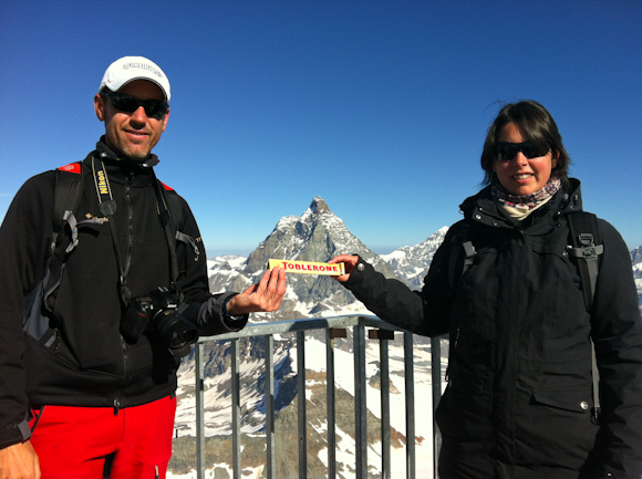 El famoso chocolate Toblerone que lleva la imagen y forma del Matterhorn