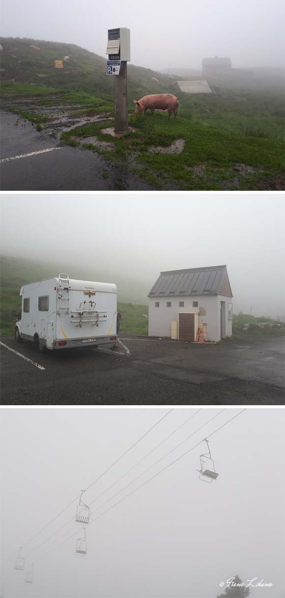 Área de autocaravanas y telesillas de Arette Pierre St. Martin con una niebla del copetín