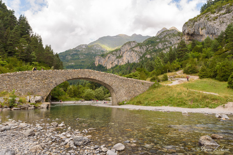 Puente de piedra cerca del camping de Bujaruelo