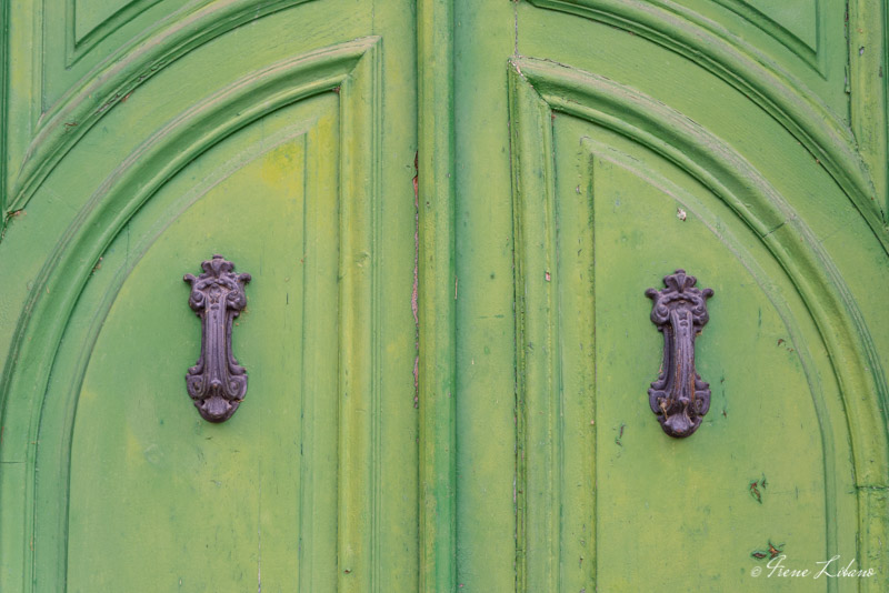 Detalle de una puerta antigua de Broto