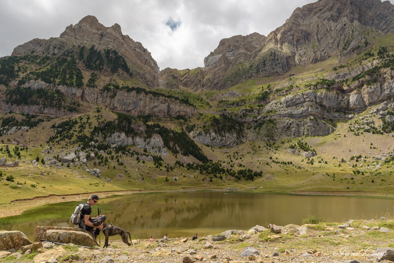 Disfrutando de las vistas al Ibón de Piedrafita