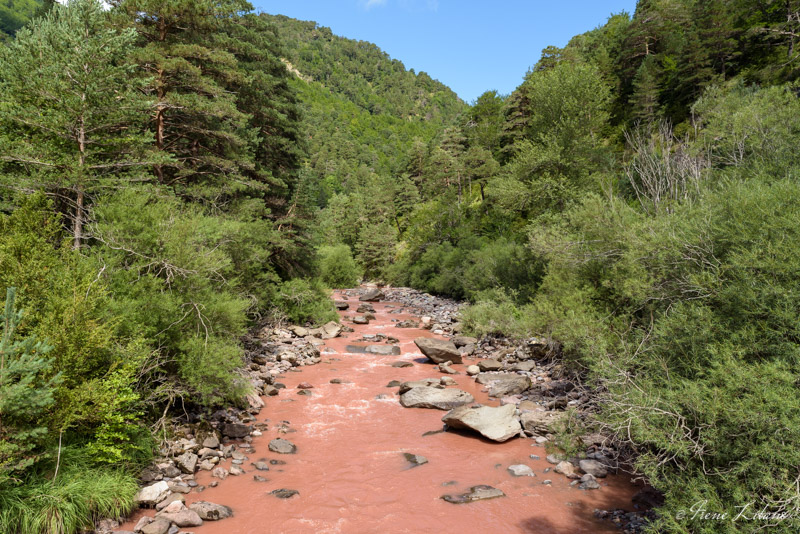 Río rojizo que nos acompañaba junto a la carretera