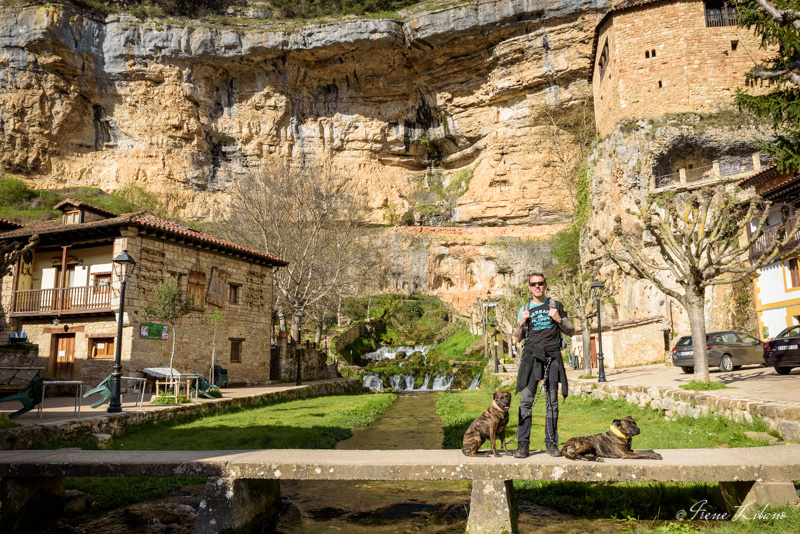 Centro de Orbaneja del Castillo y al fondo la entrada a la cueva