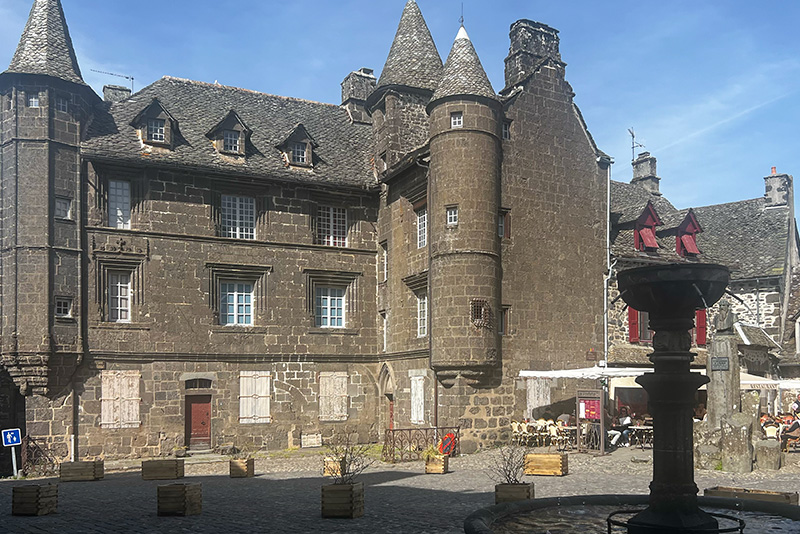 Salers, Auvernia, Francia en autocaravana